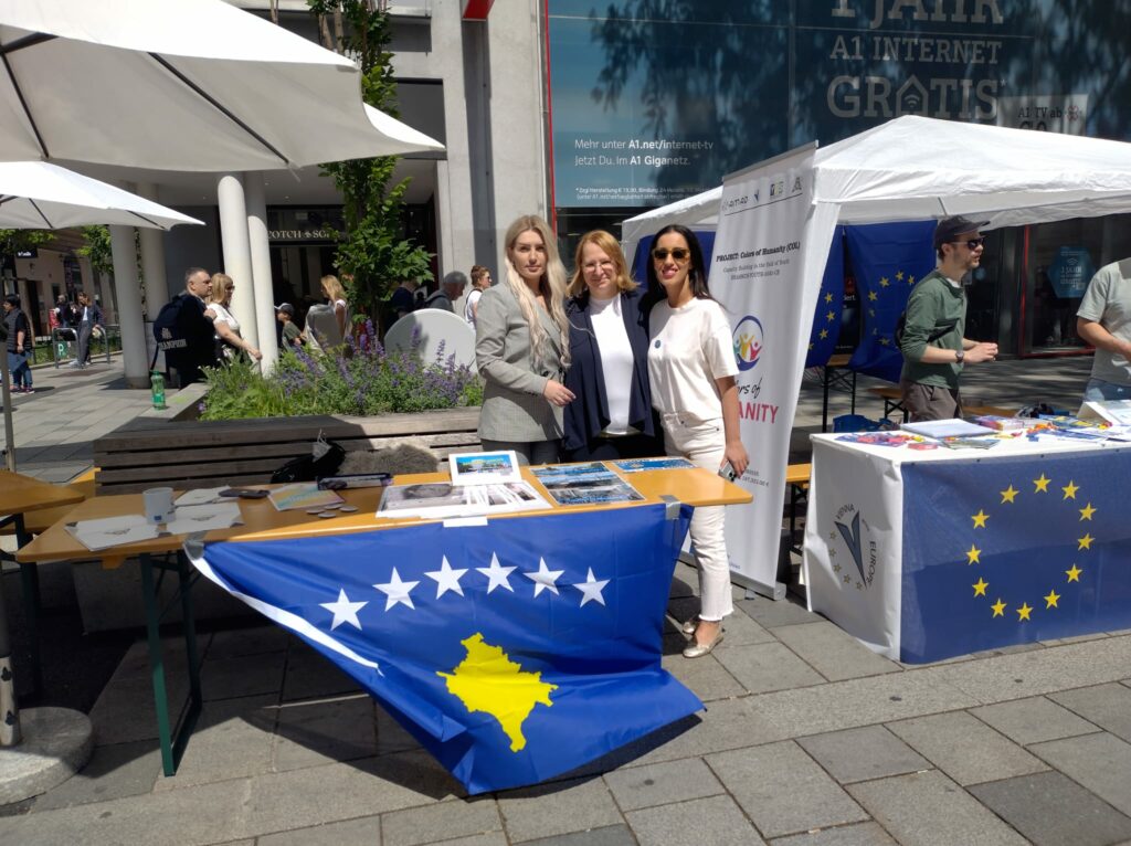 drei Personen am Infostand