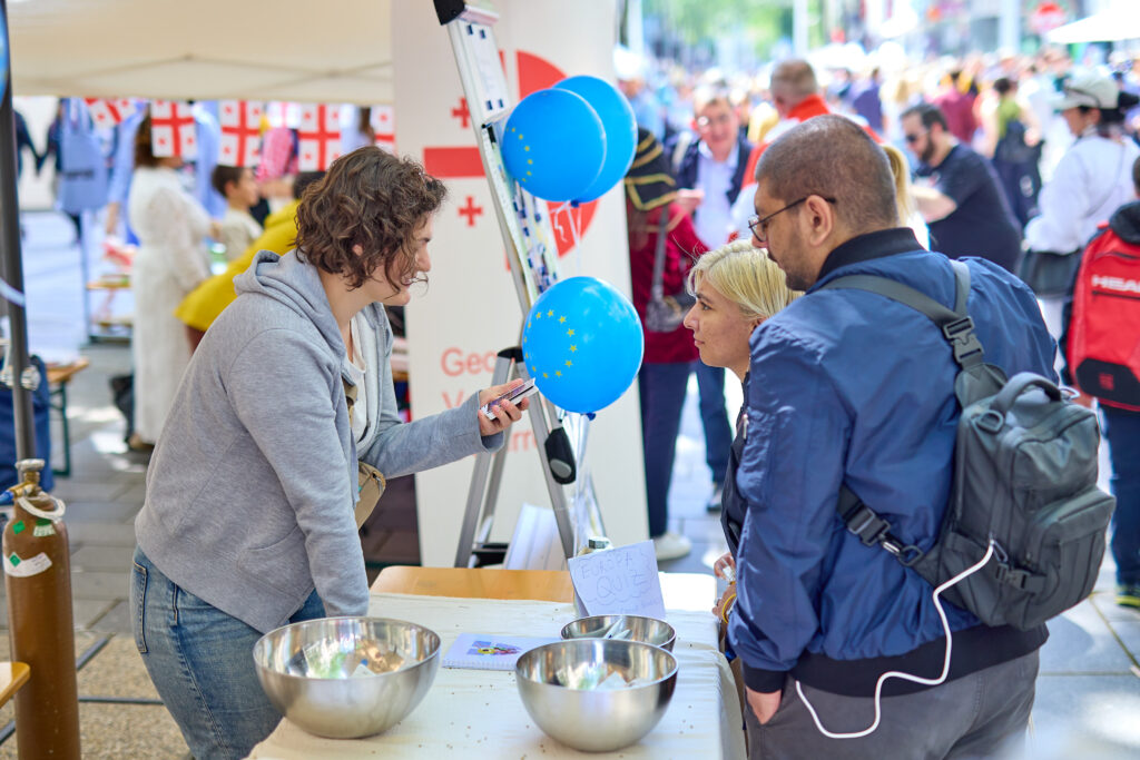 3 Personen am Infostand