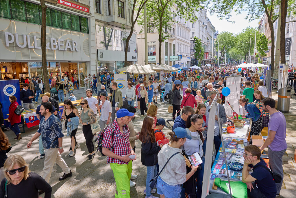 Viele Menschen auf der Mariahilfer Straße