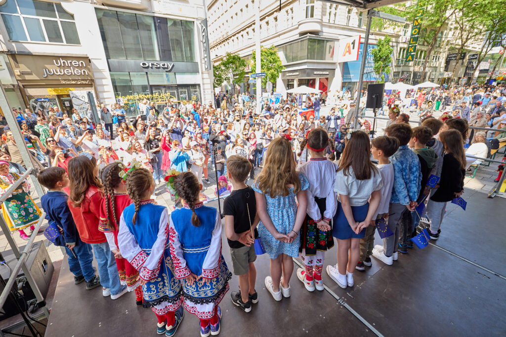 Ein Kinderchor von hinten auf einer Bühne