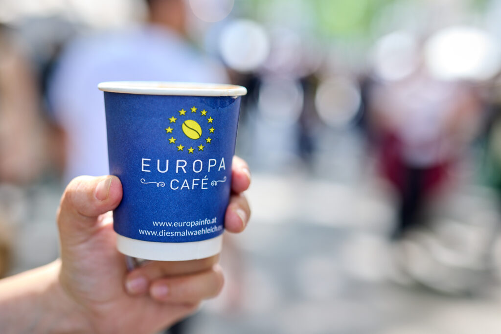 ein Pappbecher mit der Aufschrift "Europa Café"