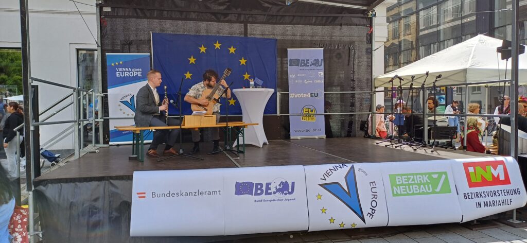 zwei Musiker mit Instrumenten auf der Bühne