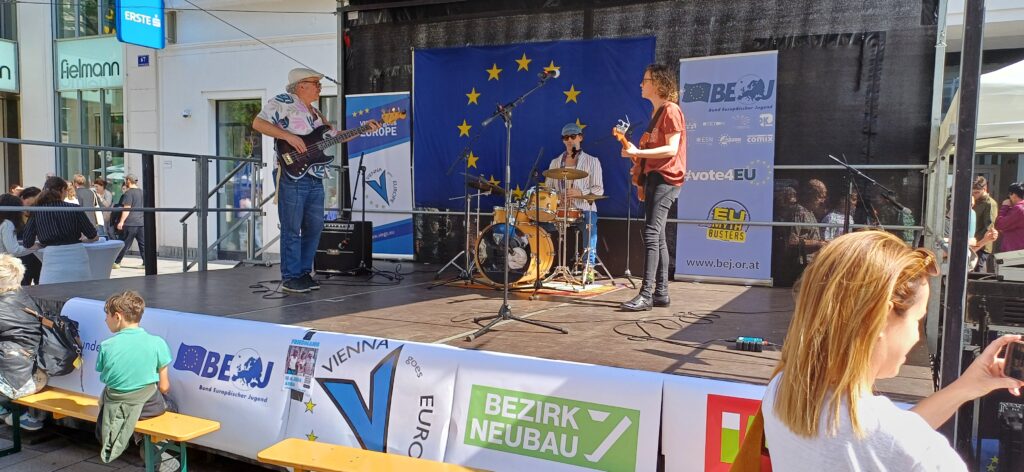 3 Musiker mit Instrumenten auf der Bühne