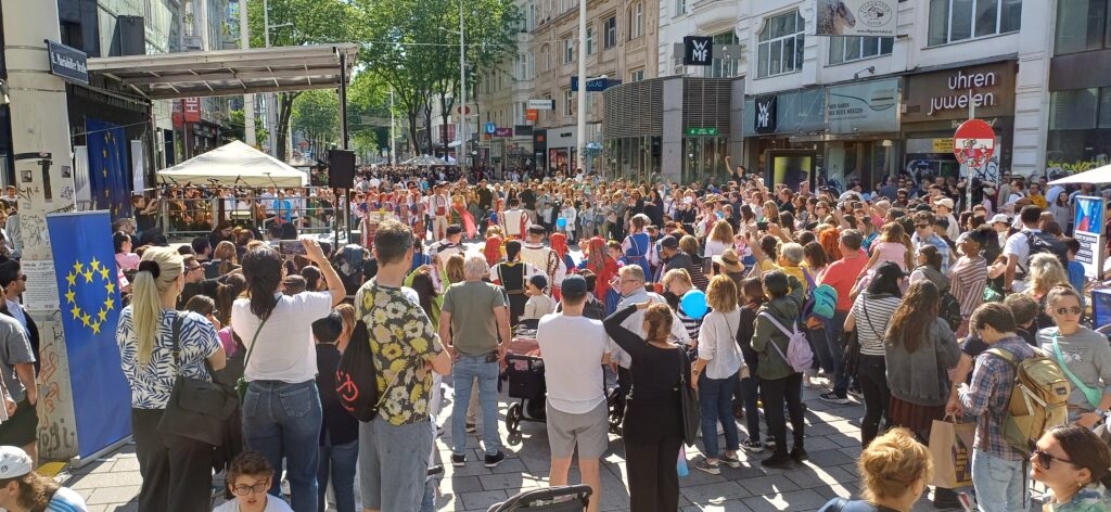 viele Menschen vor der Bühne