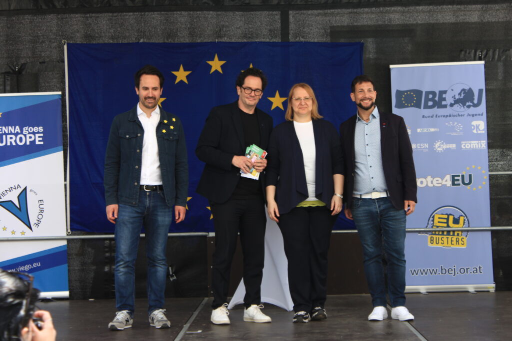 auf der Bühne sind Kati Schneeberger als Veranstalterin des Europatags, Christoph Widerkehr (Bürgermeister Wien), Markus Rumelhart (Bezirksvorsteher Bezirk Mariahilf) und Markus Reiter (Bezirksvorsteher Neubau)