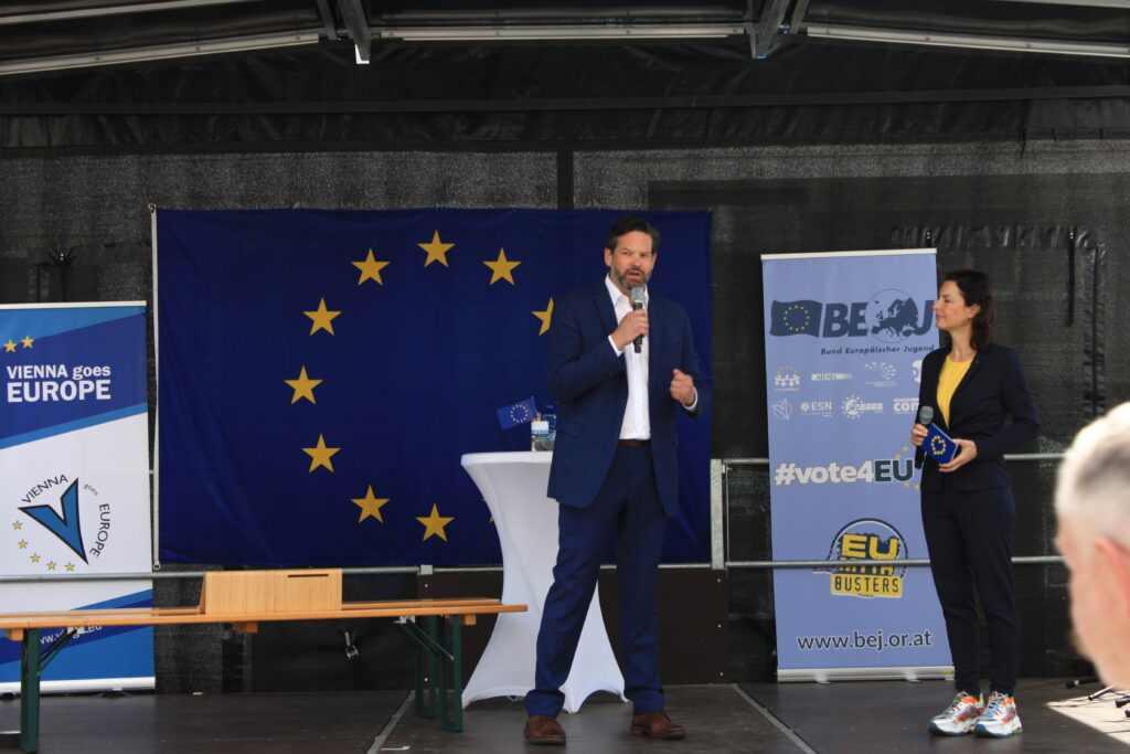 MEP Lukas Mandl mit der Moderatorin auf der Bühne
