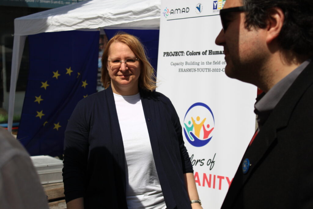 Kati Schneeberger vor dem Rollup vom EU-Projekt "Colors of Humanity"