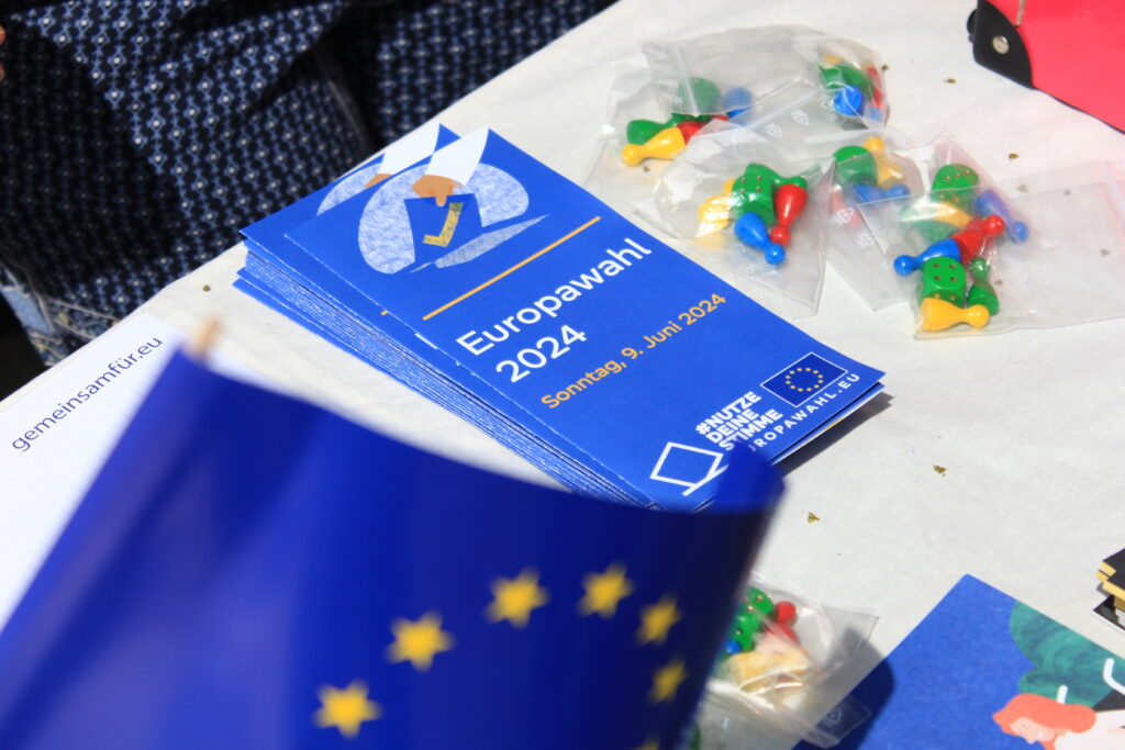 auf einem Tisch liegen Broschüren mit Infos zur EP-Wahl 2024