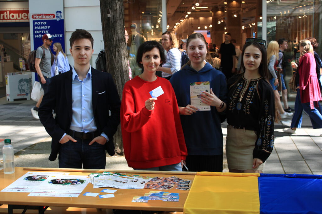4 Personen beim Infostand