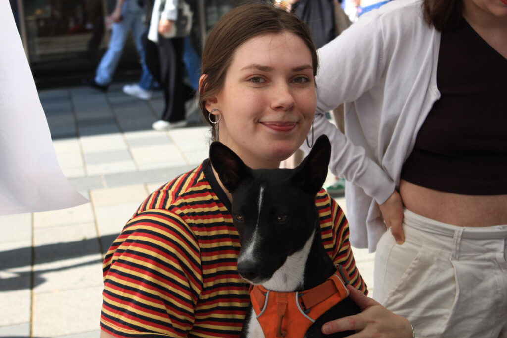 Eine junge Frau mit Hund