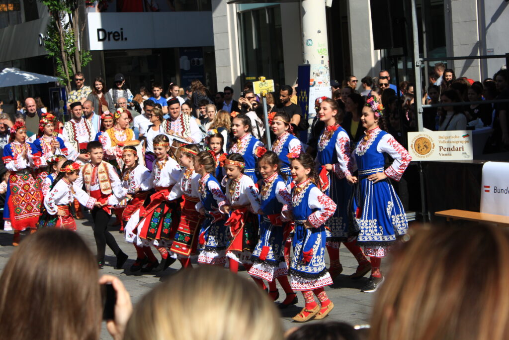 Tanzgruppe in traditioneller Tracht mit Kindern und jungen Frauen
