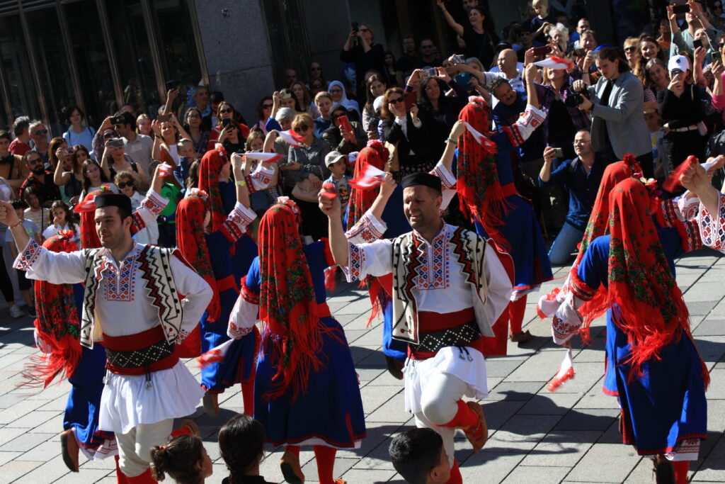 Tanzgruppe in traditioneller Tracht