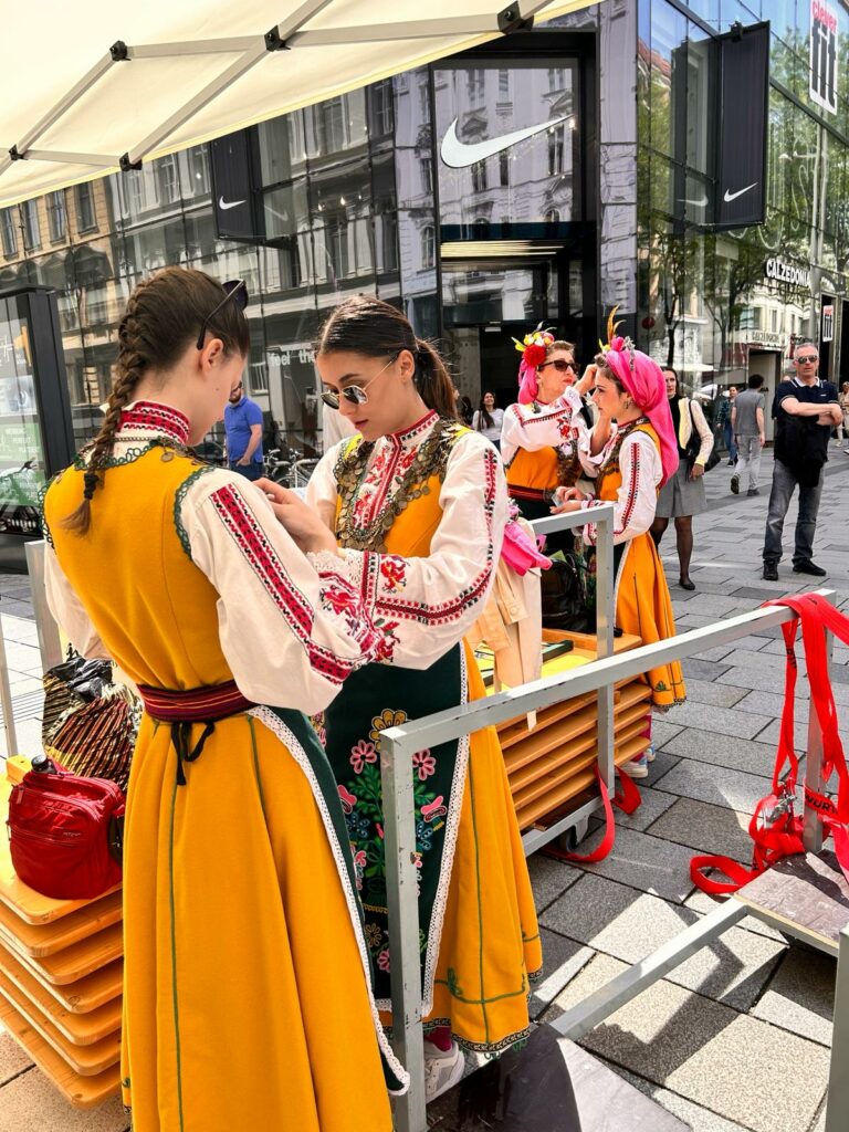 Tänzerinnen in Tracht bei den Vorbereitungen