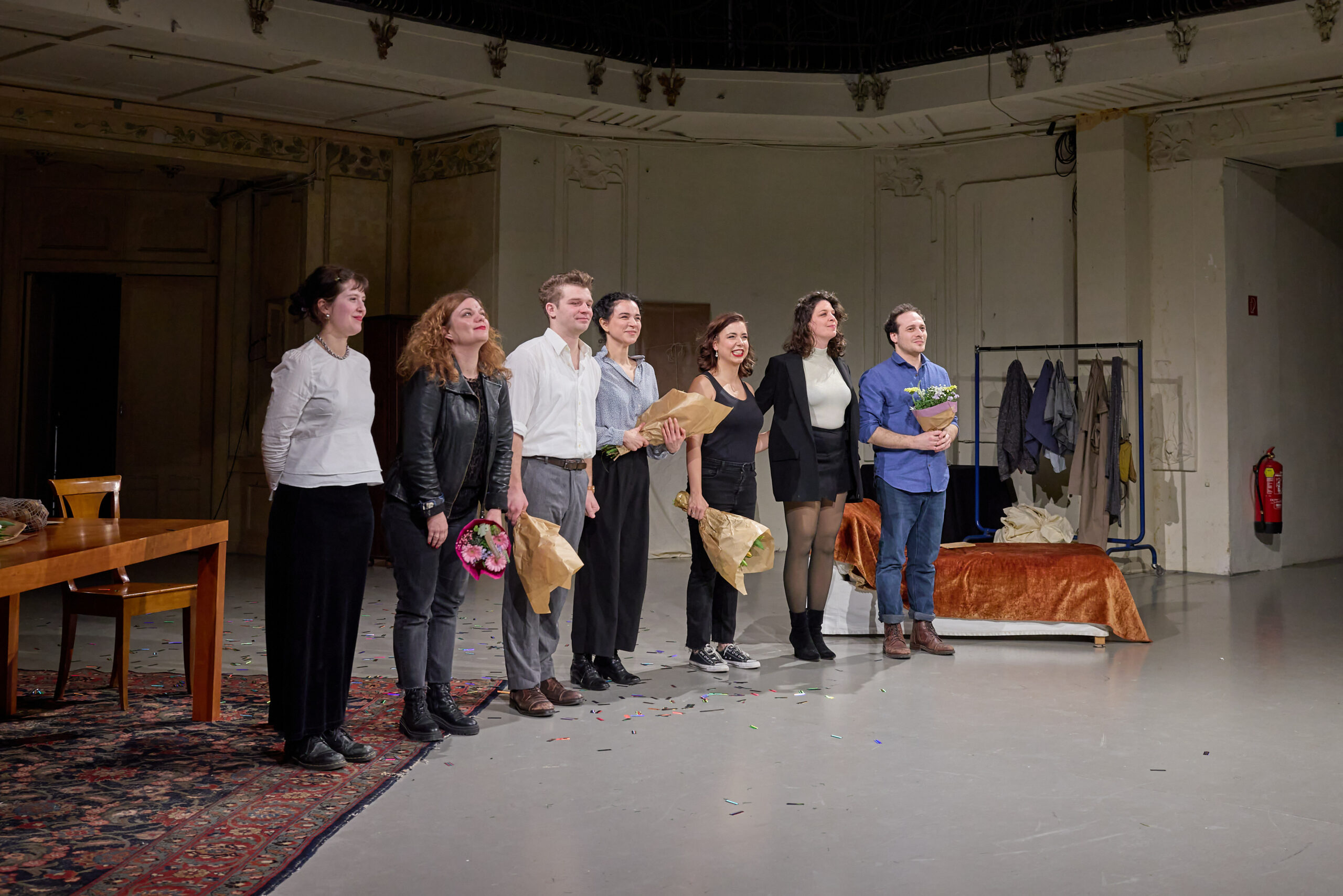 Das Ensemble des Theaterstücks steht nach der Aufführung auf der Bühne.
