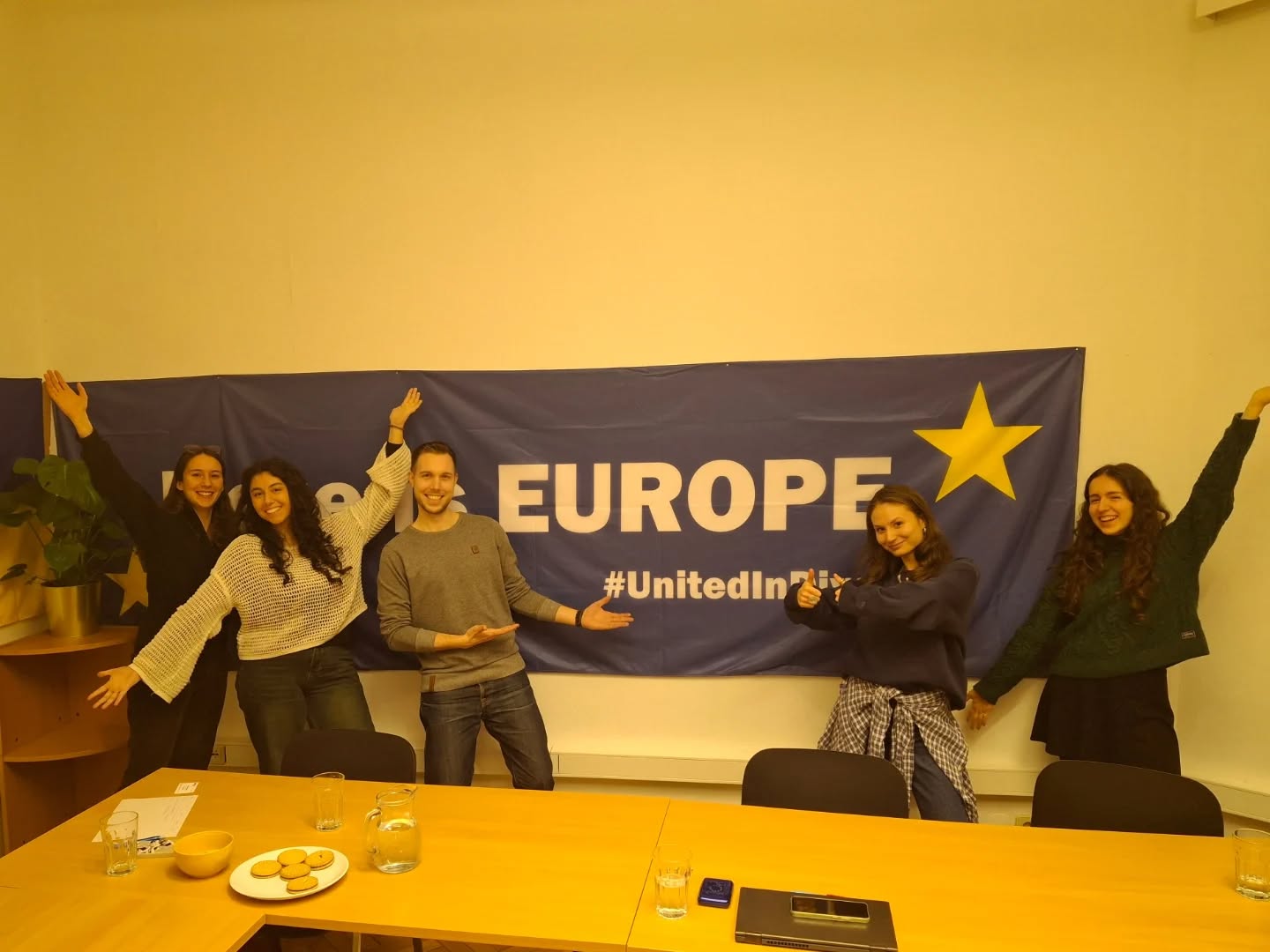 junge Menschen stehen vor einem Transparent. Es ist der Schriftzug "Europe" und "#UnitedInDiversity" zu sehen